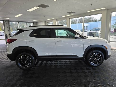 Used 2023 Chevrolet TrailBlazer LT w/ Convenience Package image 3