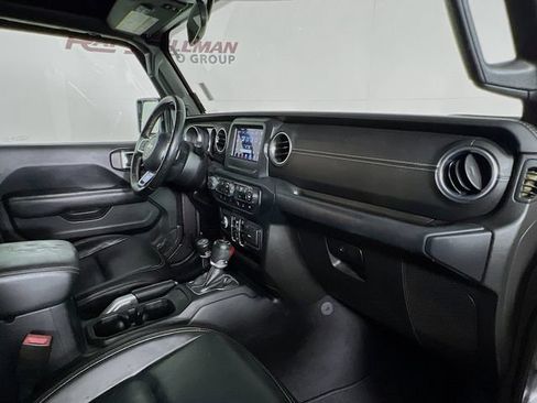 Used 2019 Jeep Wrangler Unlimited Sahara w/ Dual Top Group AWD/4WD image 38