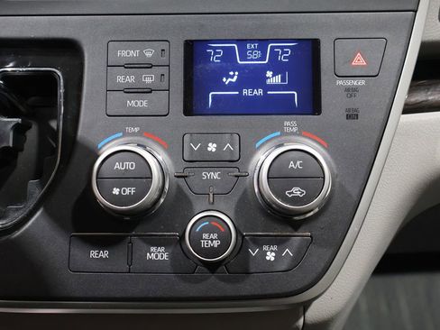 Used 2020 Toyota Sienna XLE image 30