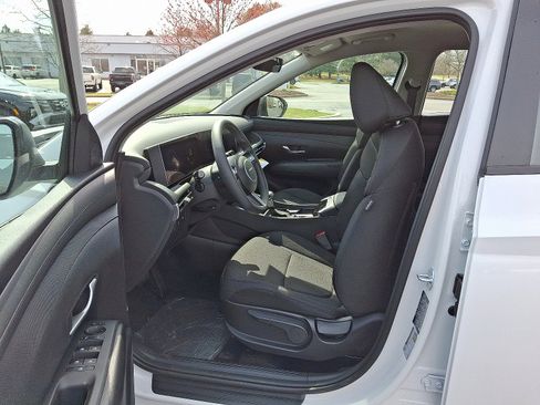 Certified 2025 Hyundai Tucson SE image 18