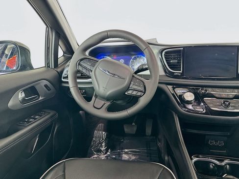 Used 2025 Chrysler Pacifica Limited image 31