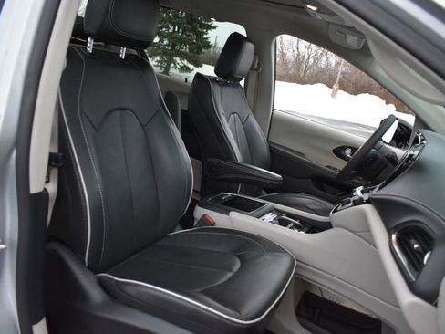 Used 2024 Chrysler Pacifica Limited image 29