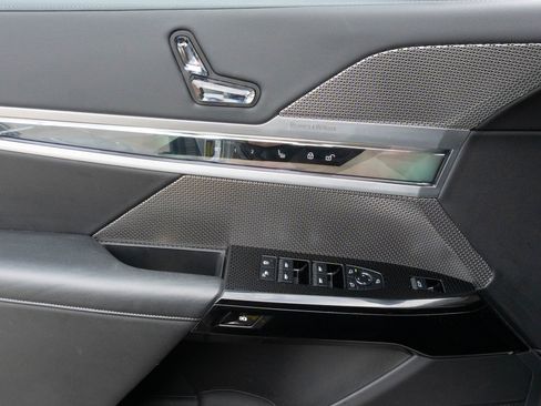 Certified 2023 BMW 740i image 31