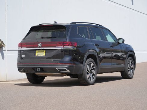 Used 2025 Volkswagen Atlas SE AWD/4WD image 3