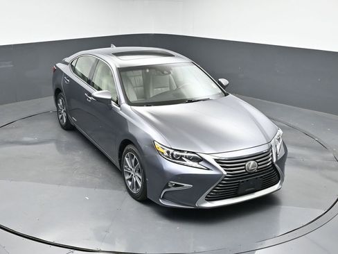 Used 2017 Lexus ES 300h image 38