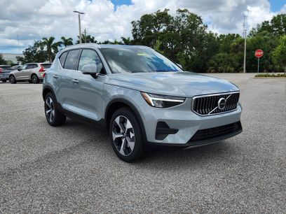 New 2025 Volvo XC40 B5 Core w/ Climate Package