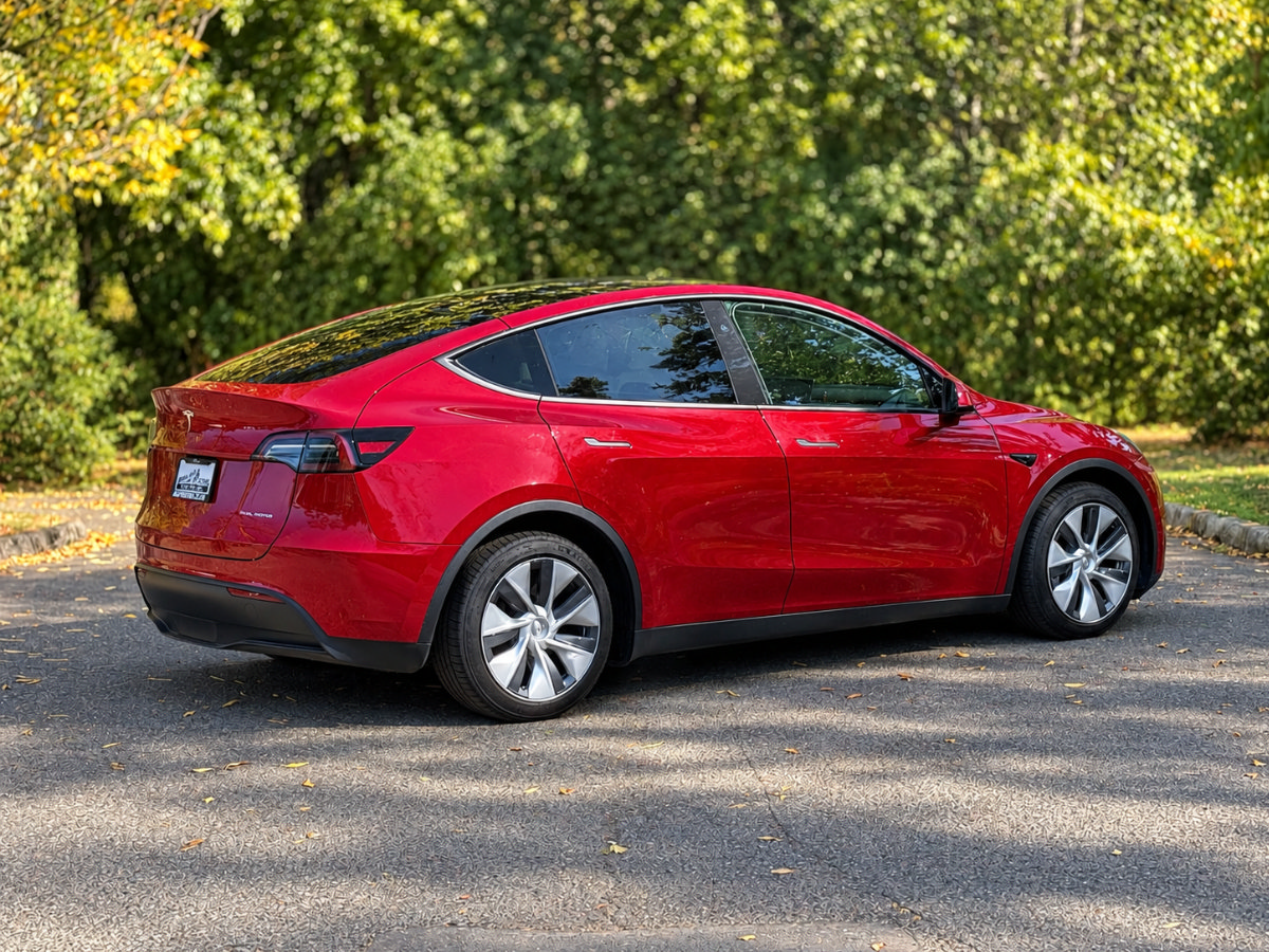 Used 2023 Tesla Model Y Long Range AWD/4WD image 3