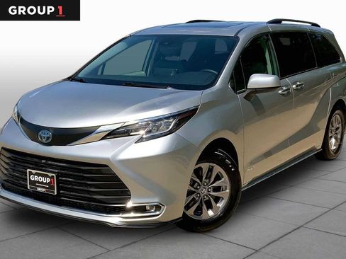 Used 2021 Toyota Sienna XLE FWD image 1