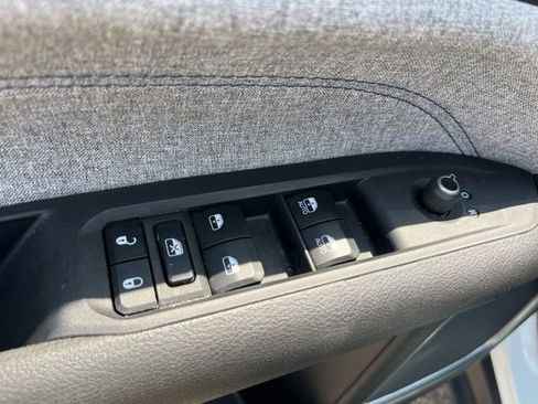 Used 2024 Jeep Compass Latitude image 12