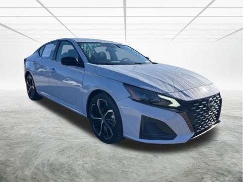 Used 2023 Nissan Altima 2.5 SR FWD image 2