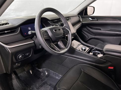 Used 2023 Jeep Grand Cherokee L Limited w/ Luxury Tech Group II image 9