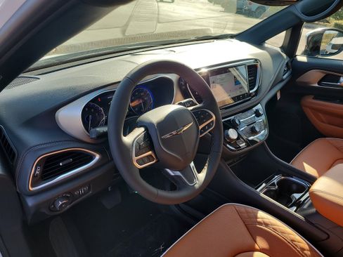New 2026 Chrysler Pacifica Pinnacle FWD image 17