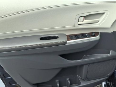 Used 2022 Toyota Sienna LE FWD image 13