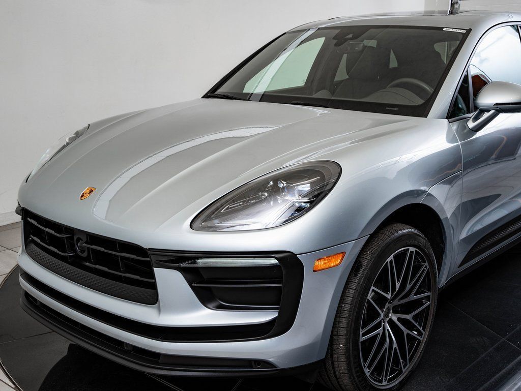 Certified 2025 Porsche Macan AWD/4WD image 16