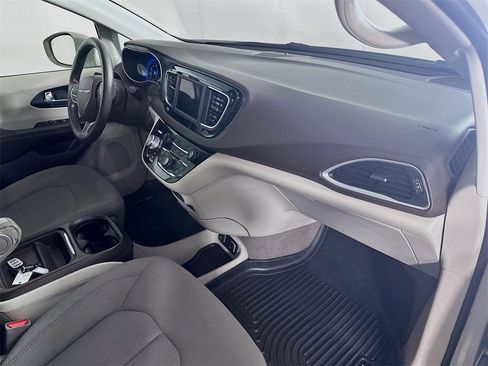 Used 2020 Chrysler Pacifica Touring image 30