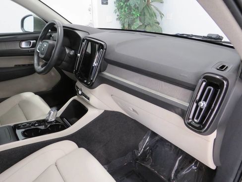 Used 2021 Volvo XC40 T4 Inscription image 10