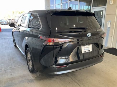 Used 2023 Toyota Sienna XLE image 21
