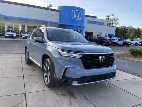 Used 2023 Honda Pilot Touring image 2
