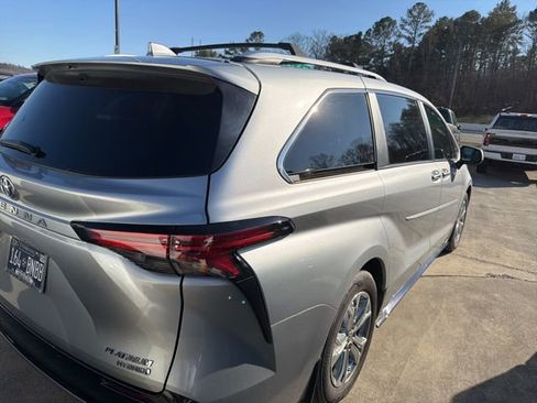 Used 2024 Toyota Sienna Platinum image 22