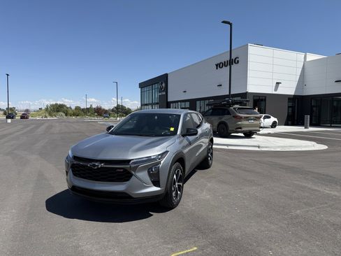 Used 2025 Chevrolet Trax RS w/ Driver Confidence Package image 1