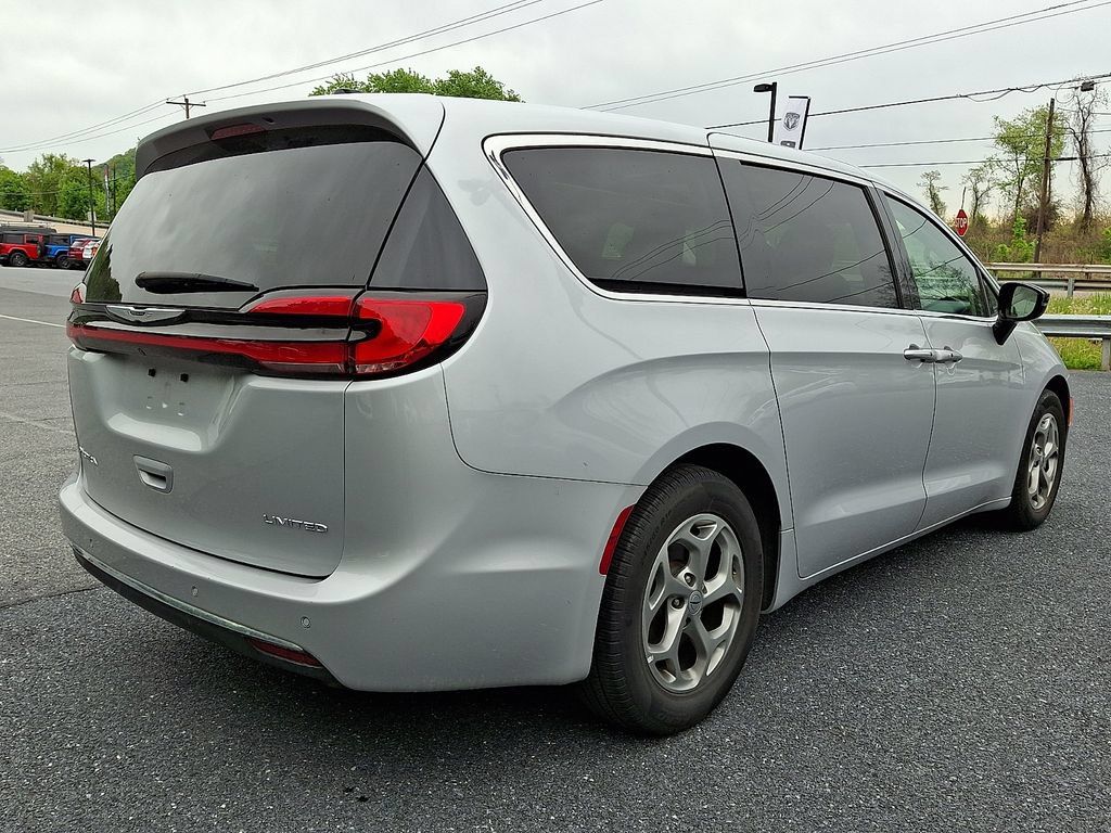 Used 2024 Chrysler Pacifica Limited FWD image 10