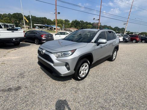 Used 2020 Toyota RAV4 XLE AWD/4WD image 8