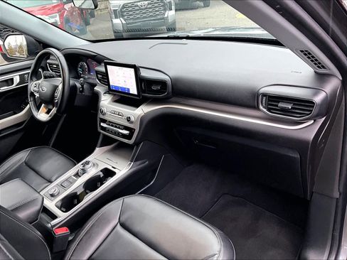 Used 2022 Ford Explorer XLT w/ Equipment Group 202A image 14