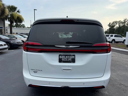 Used 2024 Chrysler Pacifica Touring-L FWD image 7