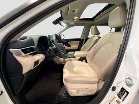 Certified 2024 Toyota Highlander XLE AWD/4WD image 17