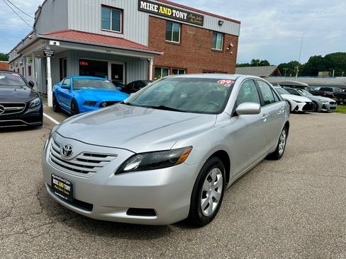 Used 2009 Toyota Camry LE FWD image 1
