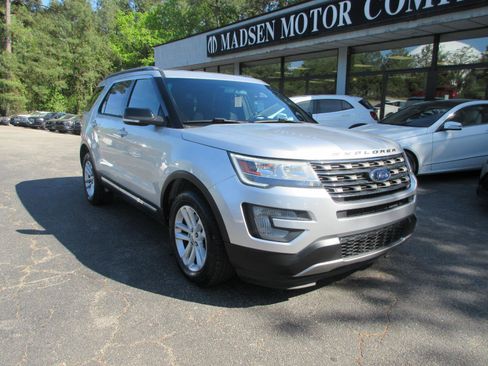 Used 2017 Ford Explorer XLT image 3