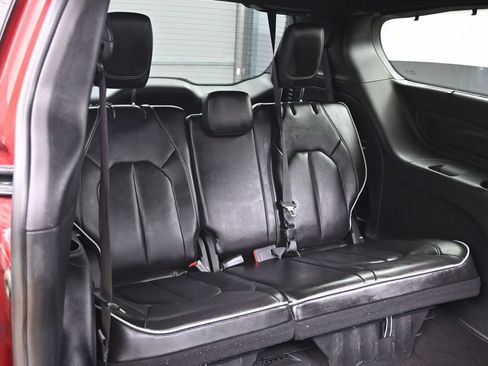 Used 2025 Chrysler Pacifica Limited FWD image 35