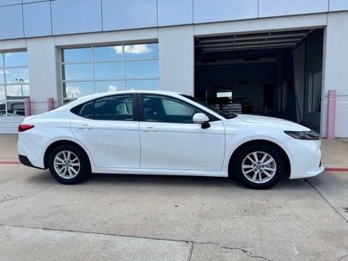 Used 2025 Toyota Camry LE FWD image 4