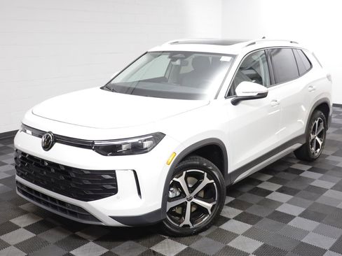 New 2026 Volkswagen Tiguan SE image 2