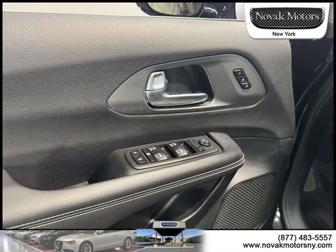 Used 2025 Chrysler Pacifica Select image 16