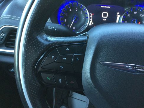 Used 2021 Chrysler Pacifica Limited w/ Uconnect Theater Family Group AWD/4WD image 17