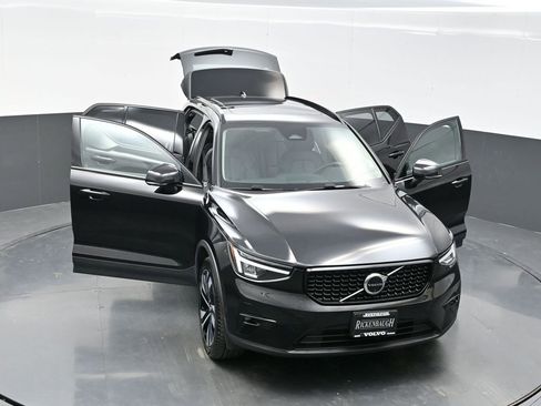 Used 2025 Volvo XC40 B5 Plus image 32