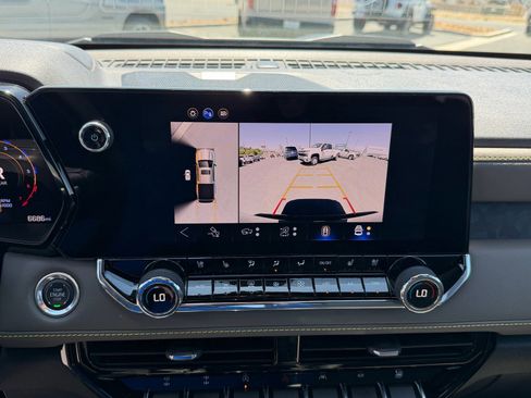 Used 2025 Chevrolet Colorado ZR2 w/ Technology Package AWD/4WD image 11