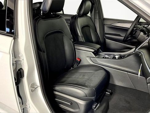 New 2025 Jeep Grand Cherokee Altitude image 11