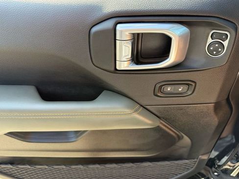 Used 2024 Jeep Gladiator Mojave w/ Safety Group image 32