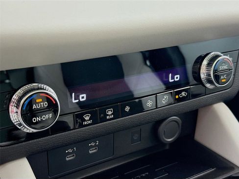 New 2025 Mitsubishi Outlander SE image 16