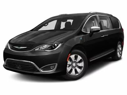 Used 2023 Chrysler Pacifica Limited w/ Uconnect Theater Family Group