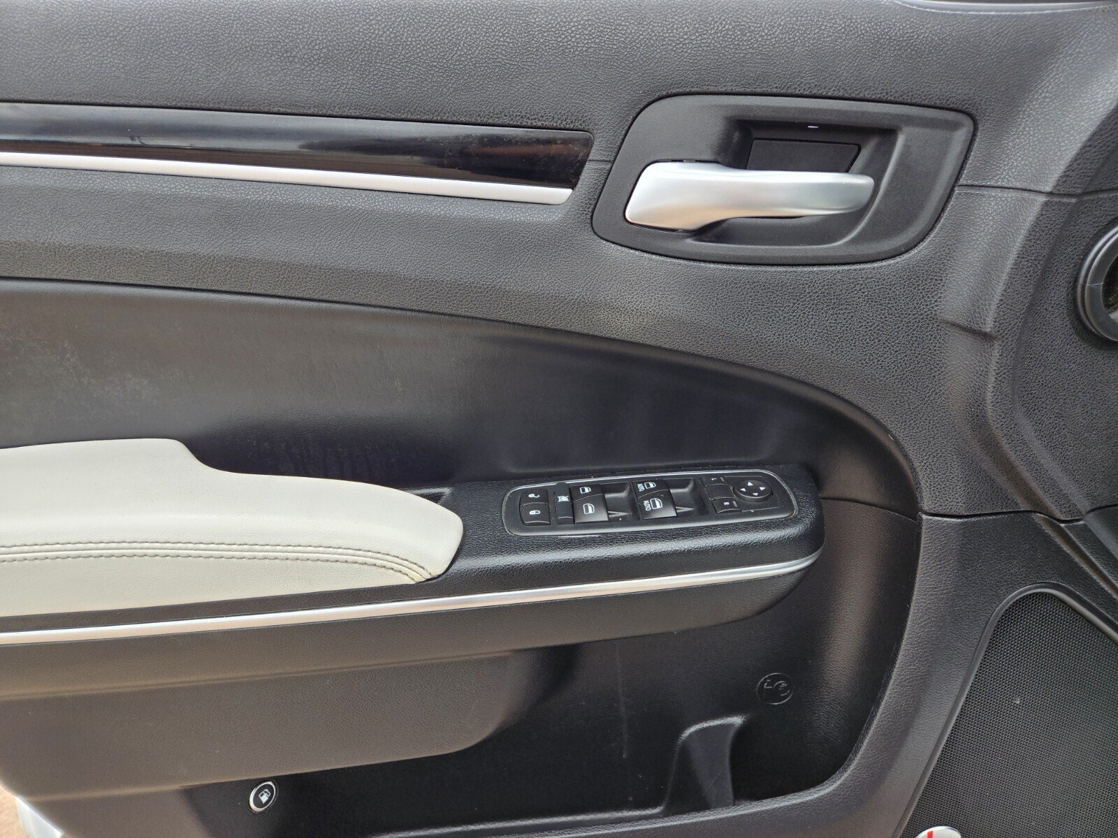 Used 2017 Chrysler 300 S RWD image 14