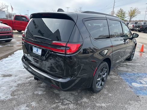 New 2026 Chrysler Pacifica Limited w/ Uconnect Theater Family Group image 32