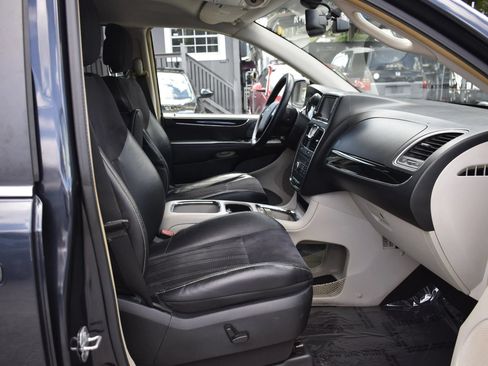 Used 2014 Chrysler Town & Country Touring-L FWD image 10