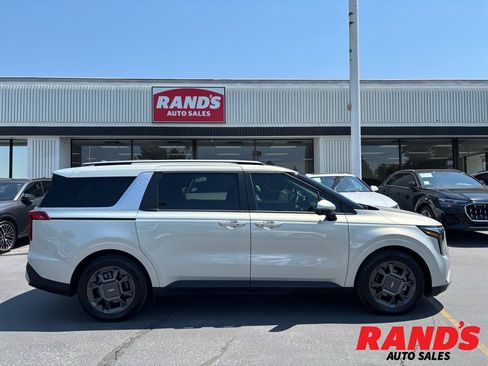Used 2025 Kia Carnival EX FWD image 1