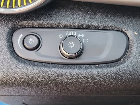 Used 2025 Chevrolet Trax LT w/ Driver Confidence Package FWD image 21