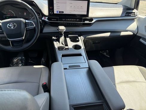 Used 2025 Toyota Sienna XLE FWD image 17