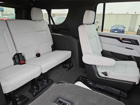 Used 2025 Chevrolet Suburban Premier RWD image 17