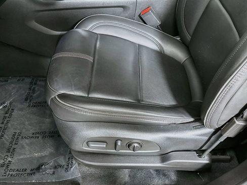 Used 2023 Chevrolet Traverse RS FWD image 20